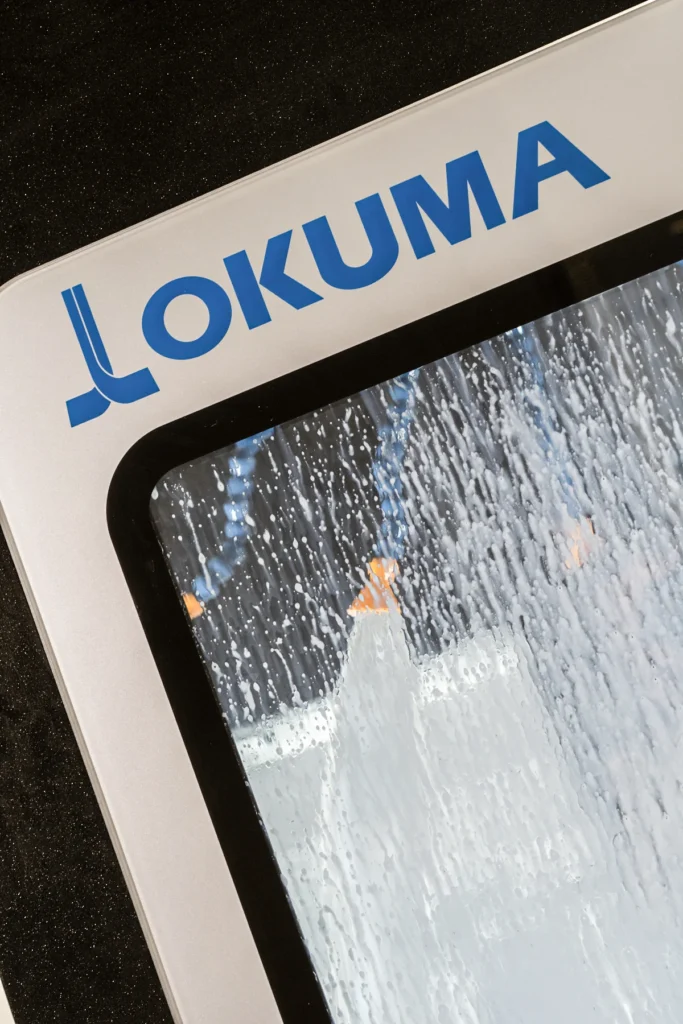 Robotautomatisering bij Okuma Genos M560V-5AX